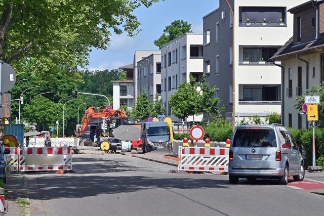 An der Elssser Strae in Freiburg sorgt Ausweich-Verkehr an einer Baustelle fr gefhrliche Situationen