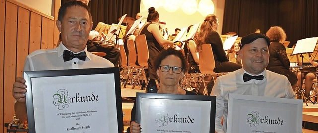 Zu Ehrenmitgliedern ernannt: von links..., Claudia Baur und Dominique Hoffmann.  | Foto: Roland Vitt