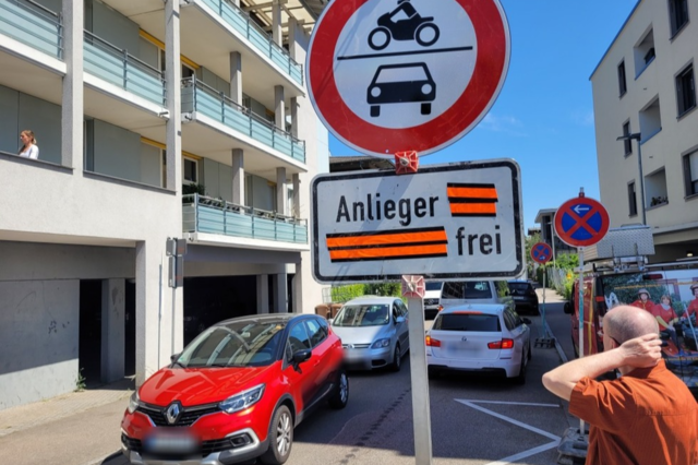 An der Elsässer Straße in Freiburg sorgt Ausweich-Verkehr an einer Baustelle für Ärger