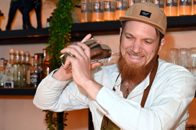Der Freiburger Barkeeper Jonathan Beba kreiert neue Drinks - auch mit der Nase