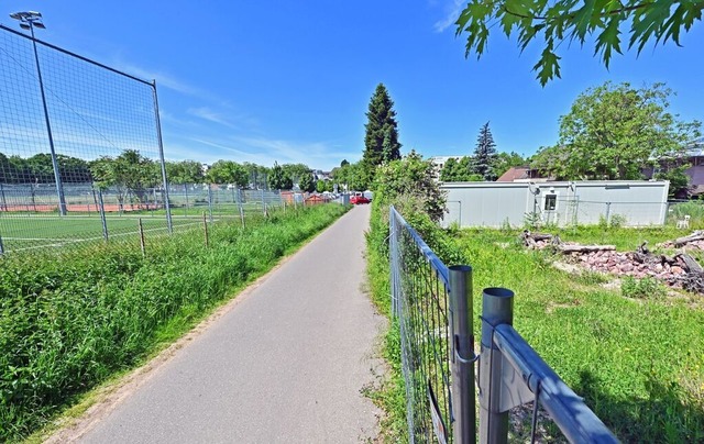 Das ehemalige Gärtnerei-Areal (rechts)... an das Alemania-Sportgelände (links). | Foto: Michael Bamberger Das ehemalige Gärtnerei-Areal (rechts)... an das Alemania-Sportgelände (links). | Foto: Michael Bamberger