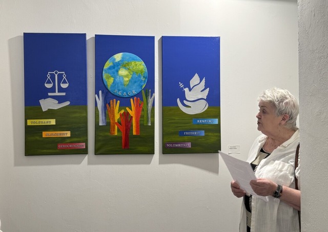 Die Künstlerin Dagmar Rasper erklärt ihr Kunstwerk. | Foto: Regina Erb-Schalk Die Künstlerin Dagmar Rasper erklärt ihr Kunstwerk. | Foto: Regina Erb-Schalk