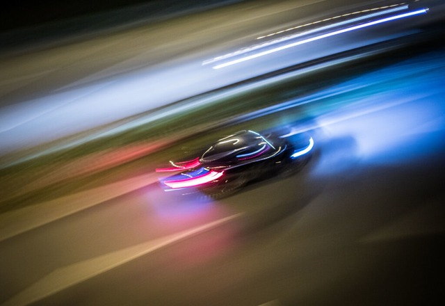 Zwei Autos waren am Donnerstagabend zw...en offenbar viel zu schnell unterwegs. | Foto: Frank Rumpenhorst (dpa) Zwei Autos waren am Donnerstagabend zw...en offenbar viel zu schnell unterwegs. | Foto: Frank Rumpenhorst (dpa)