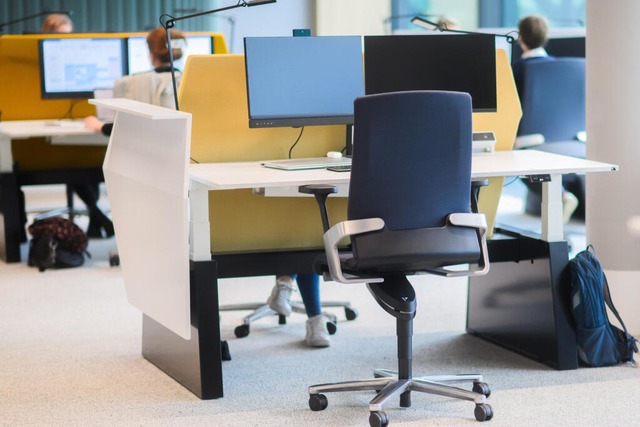 Keiner mehr da? Leerer Schreibtisch in einem Großraumbüro | Foto: Philip Dulian (dpa) Keiner mehr da? Leerer Schreibtisch in einem Großraumbüro | Foto: Philip Dulian (dpa)