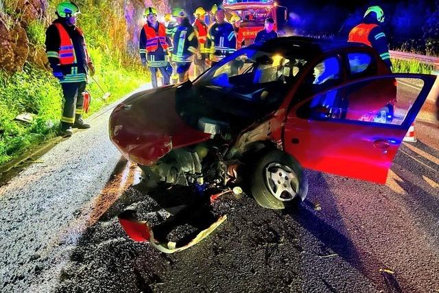 Auto kommt in der Whre-Loch-Kurve von der B317 ab und muss abgeschleppt werden
