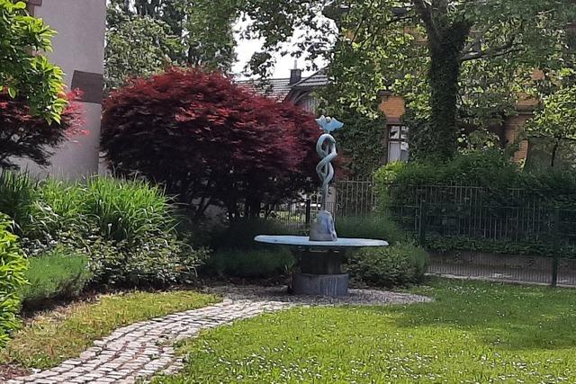 Ein Brunnen mit Gtterflgeln: der Hermesbrunnen von Meret Oppenheim in Steinen