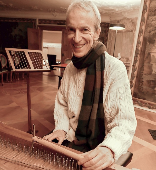 Kurator Thomas Schler ist Instrumente...rumente in der Bad Krozinger Sammlung.  | Foto: Andrea Drescher