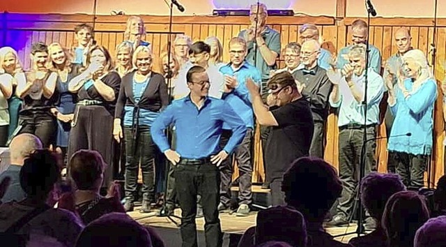 Rund 100 Sänger beteiligten sich bei &...’t stop me now“ von Queen. | Foto: U.Grafmüller-BLICKwinkel Rund 100 Sänger beteiligten sich bei &...’t stop me now“ von Queen. | Foto: U.Grafmüller-BLICKwinkel