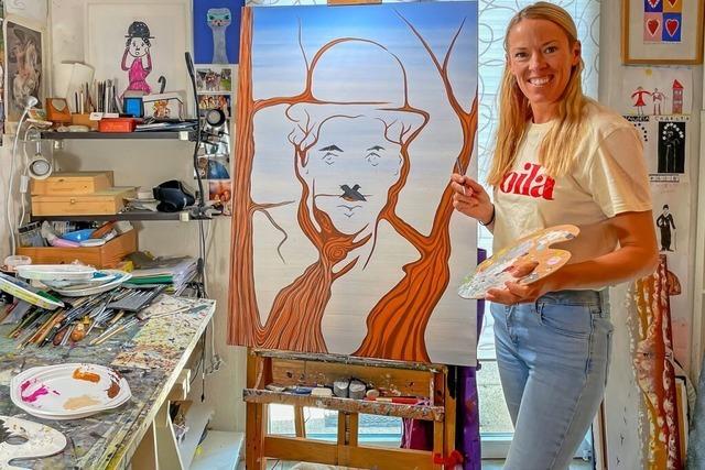 Charlie Chaplins Enkelin Laura zeigt in Grafenhausen ihre Gemälde