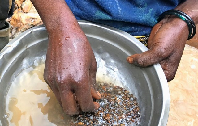 Seltene Erden sind für die Herstellung vieler Produkte unverzichtbar. | Foto: Jürgen Bätz (dpa) Seltene Erden sind für die Herstellung vieler Produkte unverzichtbar. | Foto: Jürgen Bätz (dpa)