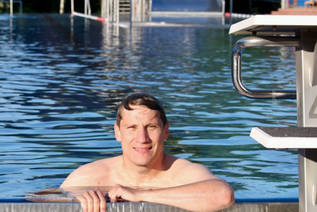Das Btzinger Freibad hat jetzt ein Angebot fr Frhschwimmer - wer sind die Menschen, die es nutzen?