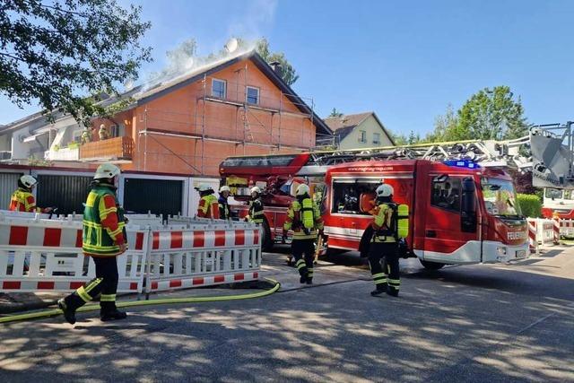 Die Gundelfinger Feuerwehr lscht einen Dachstuhlbrand