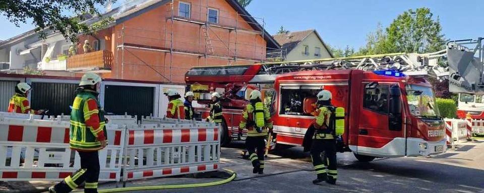 Die Gundelfinger Feuerwehr lscht einen Dachstuhlbrand