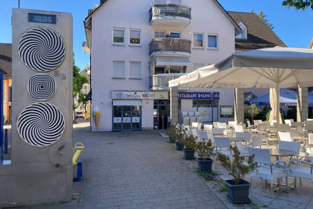 Eiscaf muss Tische drauen wegrumen frs Frhlingsfest - darber gibt es hitzige Debatte