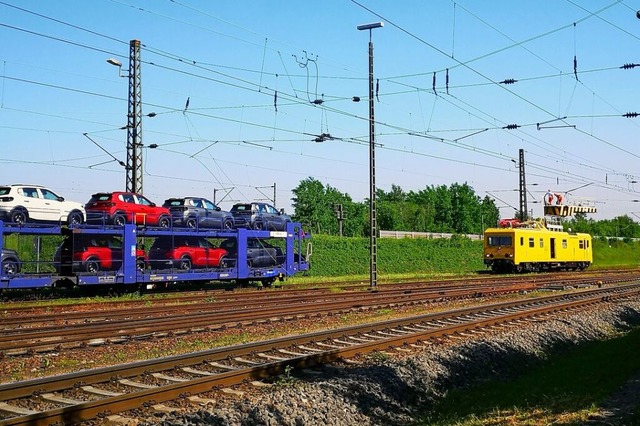 Am Samstagmorgen war der Waggon mit de...eventuelle Schden an der Oberleitung.  | Foto: Ralf Burgmaier