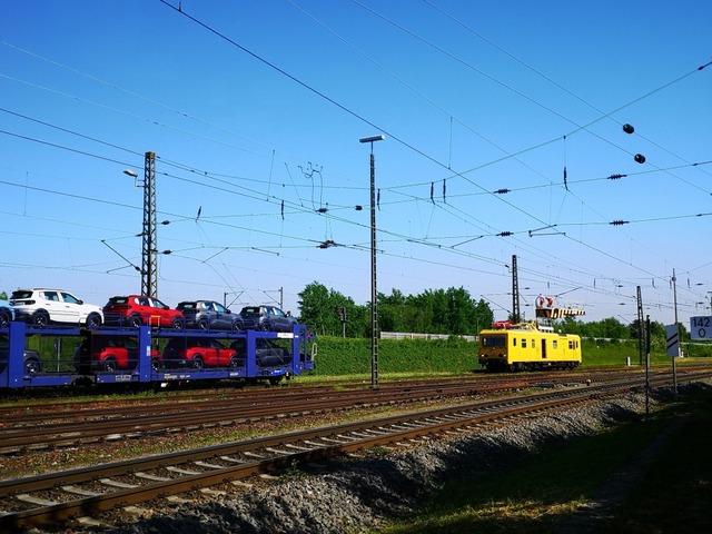 Am Samstagmorgen war der Waggon mit de...eventuelle Schäden an der Oberleitung. | Foto: Ralf Burgmaier Am Samstagmorgen war der Waggon mit de...eventuelle Schäden an der Oberleitung. | Foto: Ralf Burgmaier