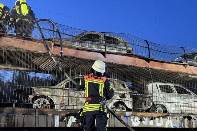 Gterzug in Offenburg in Flammen - Autos brennen aus