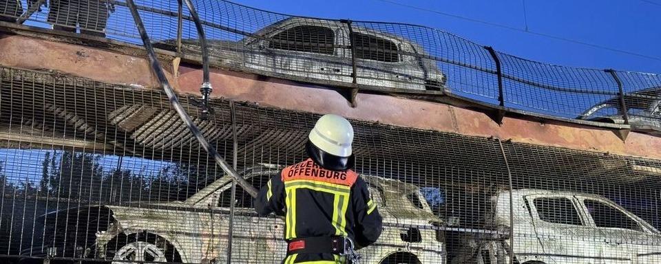 Güterzug in Offenburg in Flammen - Autos brennen aus