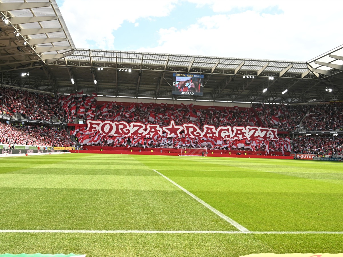Durch das 1:3 hat der SC Freiburg den Einzug in die Champions League knapp verpasst. Diesen feiert dagegen die Eintracht aus Frankfurt nach einem Spiel, das bis Mitte der zweiten Halbzeit auf des Messers Schneide stand.