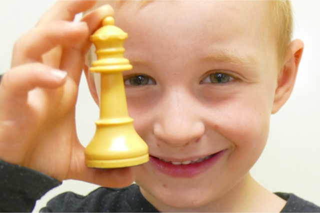 Er ist sechs Jahre alt und spielt Schach - und das ziemlich gut