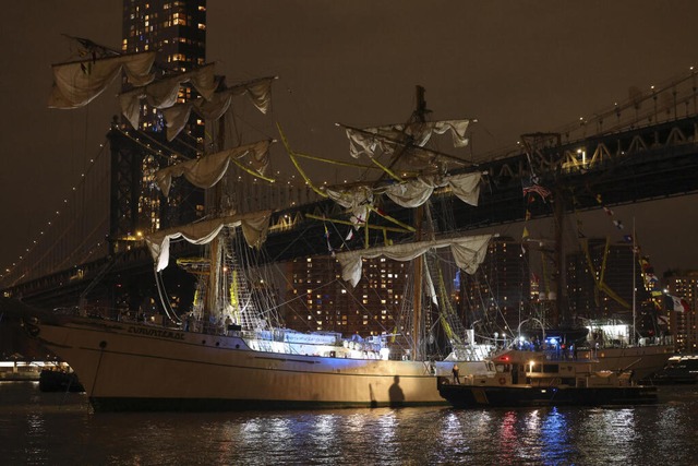 Das Schulschiff der mexikanischen Mari...Masten nach der Kollision in New York. | Foto: dpa Das Schulschiff der mexikanischen Mari...Masten nach der Kollision in New York. | Foto: dpa