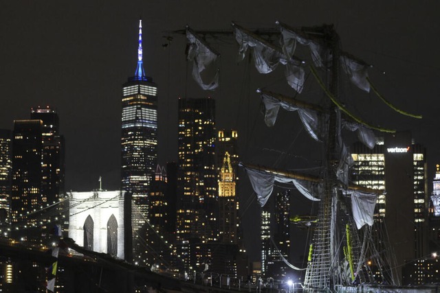 Das Schulschiff der mexikanischen Mari...ge mit gebrochenen Masten in New York. | Foto: dpa Das Schulschiff der mexikanischen Mari...ge mit gebrochenen Masten in New York. | Foto: dpa
