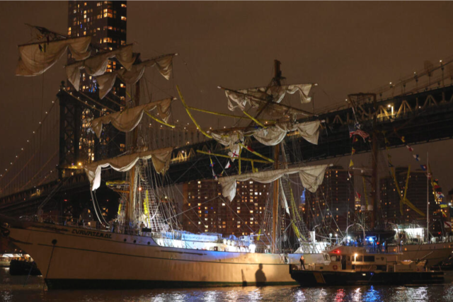 Segelschulschiff rammt Brooklyn Bridge in New York
