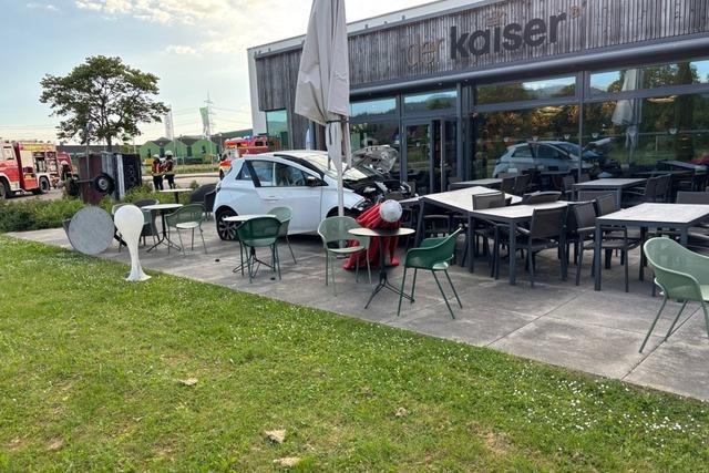 83-Jhrige fhrt mit Auto auf Caf-Terrasse in Ehrenkirchen
