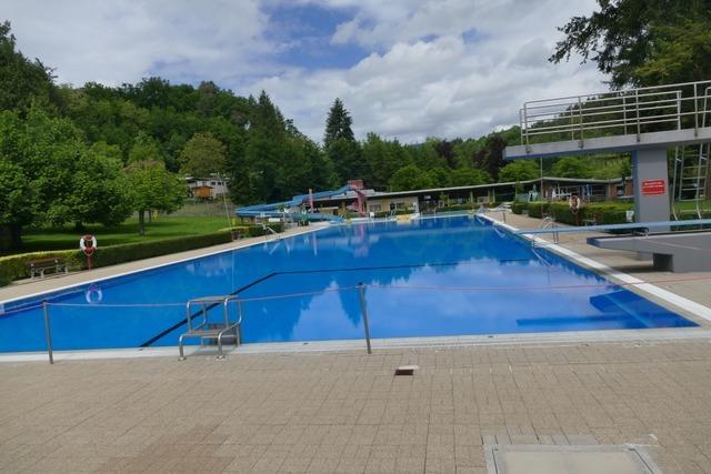 Rund 150 Badegste kommen zur Erffnung des Kanderner Freibads