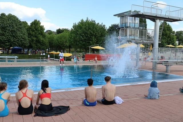 Aktionstag zur Saisonerffnung lockt 1500 Besucher ins Lrracher Freibad