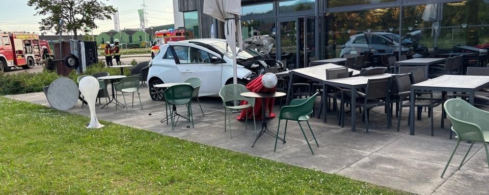 83-Jhrige fhrt mit Auto auf Caf-Terrasse in Ehrenkirchen
