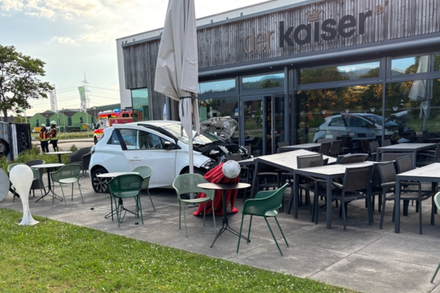 83-Jhrige fhrt mit Auto auf Caf-Terrasse in Ehrenkirchen