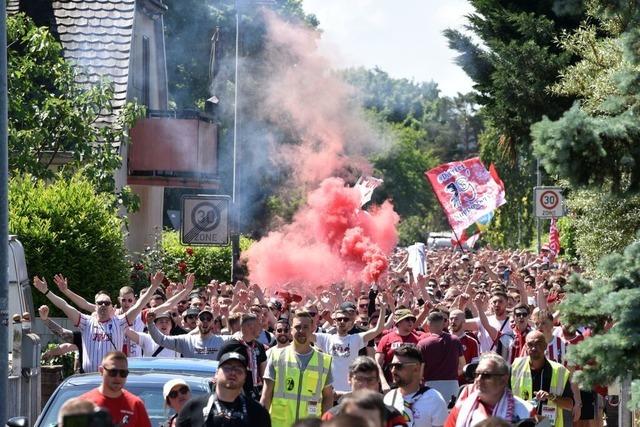 Fanmarsch und Party beim SC Freiburg: Trotz Niederlage feiern Fans feucht-frhlich die Mannschaft