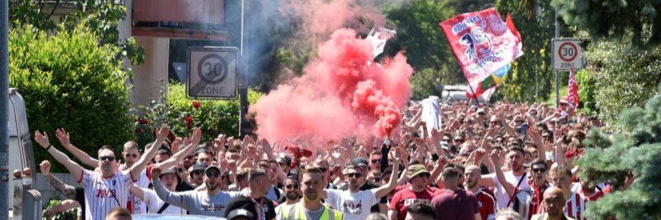 Trotz Niederlage des SC Freiburg feiern Fans und Mannschaft feucht-frhlich