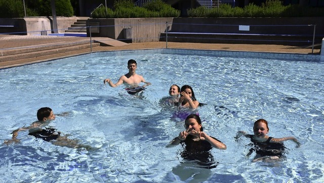 Besonders junge Badegäste freuten sich...eibadsaison in Rheinfelden am Samstag. | Foto: Heinz und Monika Vollmar Besonders junge Badegäste freuten sich...eibadsaison in Rheinfelden am Samstag. | Foto: Heinz und Monika Vollmar