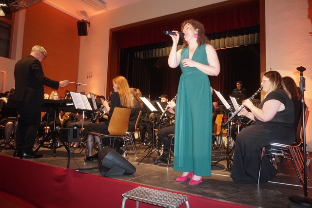 Kathrin Meier, Musicaldarstellerin und...ikverein Niederwinden Musicalmelodien. | Foto: Helmut Häringer Kathrin Meier, Musicaldarstellerin und...ikverein Niederwinden Musicalmelodien. | Foto: Helmut Häringer