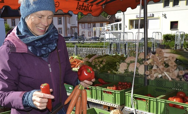 Über frisches Obst und Gemüse freuen s... Kunden des St- Blasier Wochenmarkts. | Foto: Christiane Sahli Über frisches Obst und Gemüse freuen s... Kunden des St- Blasier Wochenmarkts. | Foto: Christiane Sahli