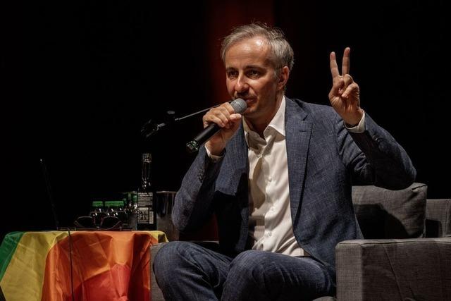 Jan Bhmermann und Olli Schulz blicken beim Live-Podcast in Freiburg verkatert auf den ESC in Basel zurck