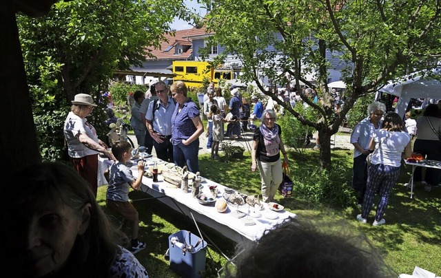 Bei schnstem Wetter genossen Interess...neuen Mllheimer Kunsthandwerkermarkt.  | Foto: Volker Mnch