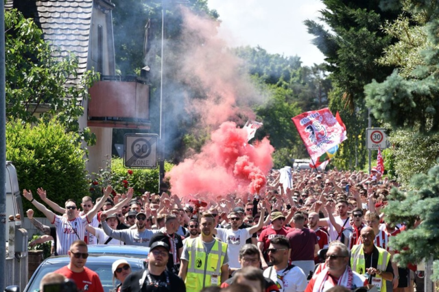 Trotz Niederlage feiern Fans und Mannschaft des SC Freiburg feucht-frhlich