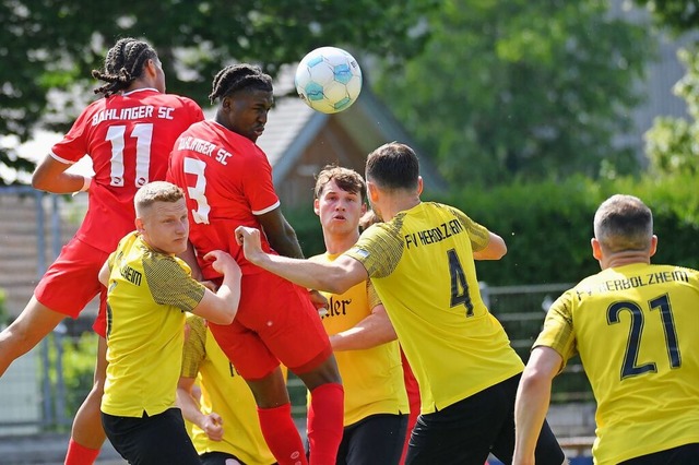Yonas Lindscheid (links) und Logan Bou...uska, von links) stemmt sich dagegen. | Foto: Achim Keller Yonas Lindscheid (links) und Logan Bou...uska, von links) stemmt sich dagegen. | Foto: Achim Keller