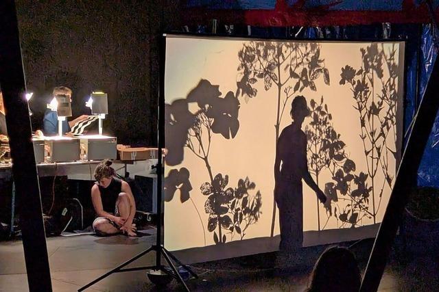 Akrobatisches, natrliches Schattentheater beim Zirkus Ragazzi