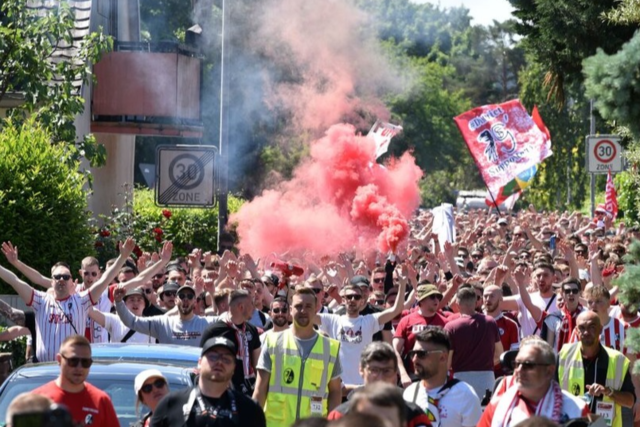 Trotz Niederlage feiern Fans und Mannschaft des SC Freiburg feucht-frhlich