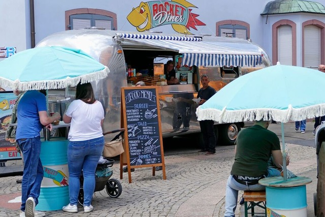 Frisches Essen aus dem Airstream-Anhnger in der Neutorstrae  | Foto: Dirk Sattelberger