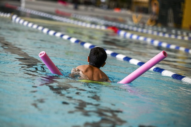 Das Kind früh anmelden und das Lehren ...Schwimmkurse bereits im Vorschulalter. | Foto: Jens Kalaene (dpa) Das Kind früh anmelden und das Lehren ...Schwimmkurse bereits im Vorschulalter. | Foto: Jens Kalaene (dpa)