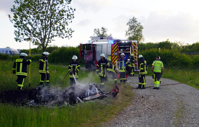 Einsatzkräfte an der Unfallstelle | Foto: Reinert (dpa) Einsatzkräfte an der Unfallstelle | Foto: Reinert (dpa)