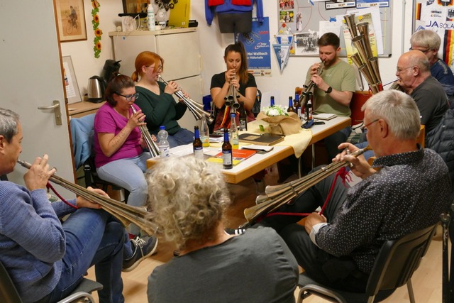 Die Schalmeiengruppe bei der Probe in ...n des RSV Wallbach in der Flößerhalle. | Foto: Lukas Müller Die Schalmeiengruppe bei der Probe in ...n des RSV Wallbach in der Flößerhalle. | Foto: Lukas Müller