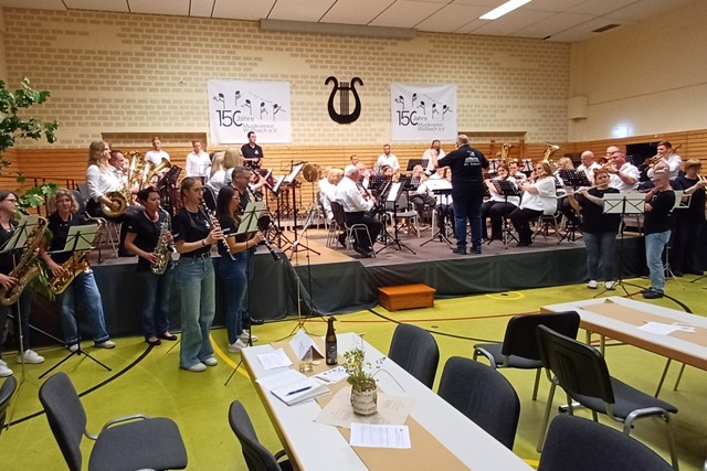 Bei der Geburtstagsparty des MV Wallba...sikverein zusammen mit den Ehemaligen. | Foto: Reinhard Herbrig Bei der Geburtstagsparty des MV Wallba...sikverein zusammen mit den Ehemaligen. | Foto: Reinhard Herbrig