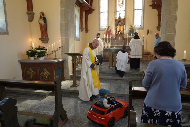 Ohne Abgase: Pfarrer Bernhard Stahlber... beim Einzug in die Kapelle begleitet. | Foto: Hans-Jürgen Sackmann Ohne Abgase: Pfarrer Bernhard Stahlber... beim Einzug in die Kapelle begleitet. | Foto: Hans-Jürgen Sackmann