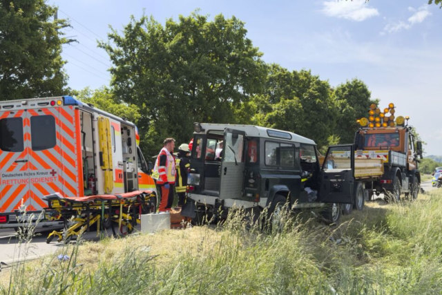 Gelndewagen fhrt bei Schliengen in Arbeitskolonne auf der B3